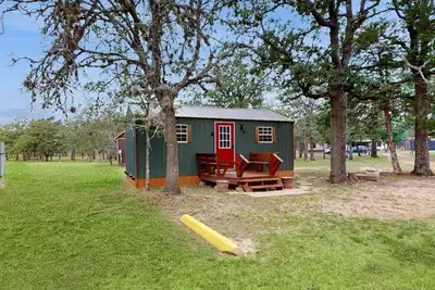 Image de Charming rustic cabin with kitchenette, streaming, partial Ac, & WiFi