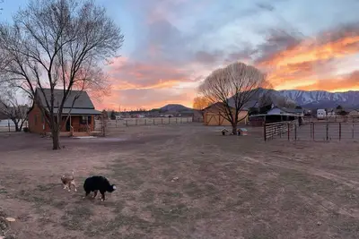 Image de Flagstaff pet friendly cabin fenced on >2 acres w/grill, porch & mountain views!