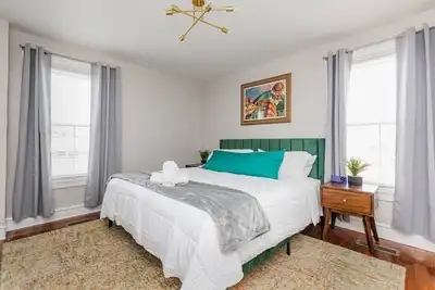 Image de Royal Respite: Green Kings & Grey Queens Hideaway!