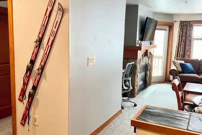 Image de Ski-Slope View! 3rd Floor! 1 Bedroom + Den, Sleeps 6! Heated Pool! Ski Locker!
