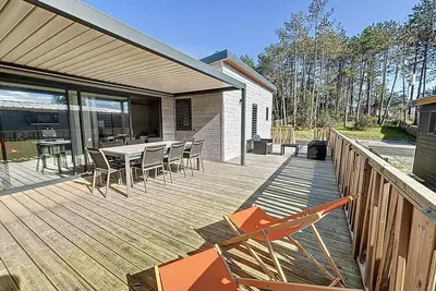 Image de Chalet de Standing 6 Pers. à Jullouville - Piscine Chauffée, Plage à Proximité, Wi-Fi Inclus