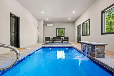 Image de Soaky Mountain Splash: Luxury 6br Pool Cabin w/Hot Tub + Game Room!