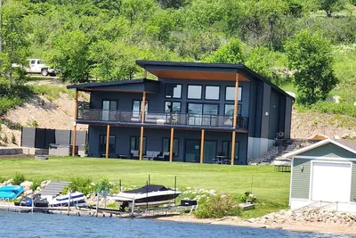 Image de Lakefront Luxury with Hot tub