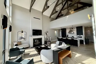 Image de Black Swan | Hot Tub, Fire Pit + Close to Lake!