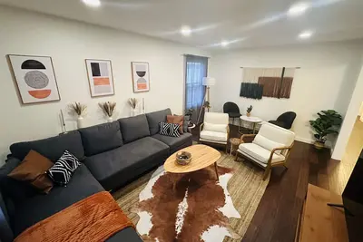 Image de Newly remodeled, family home - close to Iu campus