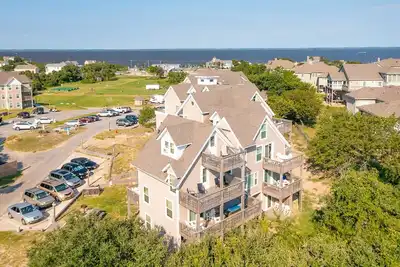 Image de Large unit with ocean views & countless amenities, just short walk to the beach!