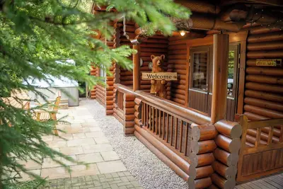 Image de Vermont Lodge - Large Luxury Scandinavian Log Cabin with Hot Tub - Felmoor Park