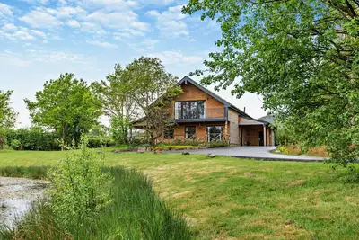 Image de Mid-Wales Lakeside Hot Tub Hideaway