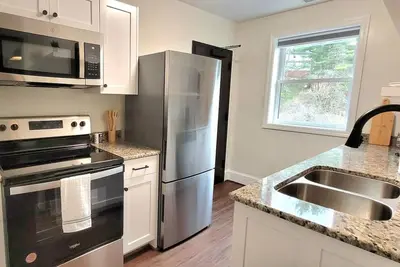 Image de The Traveler on Main - Suite #6- Across the Street from Back of the Dragon!