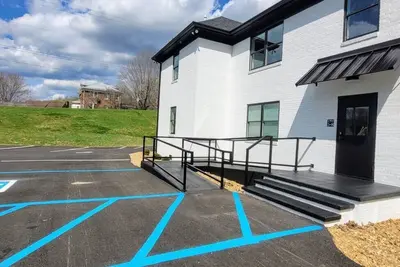 Image de The Traveler on Main - Suite #7- Ada Compliant- Across the Street from Back of the Dragon!