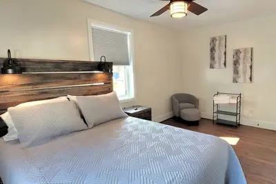 Image de The Traveler on Main - Suite #8 - Across the Street from Back of the Dragon!