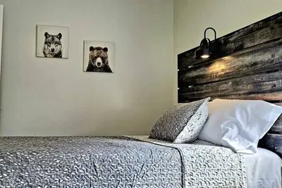 Image de The Traveler On Main - Suite #1- Across the Street from Back of the Dragon!