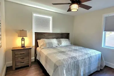 Image de The Traveler On Main - Suite #2- Across the Street from Back of the Dragon!