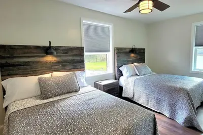 Image de The Traveler on Main - Suite #3- Across the Street from Back of the Dragon!