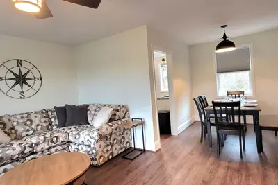 Image de The Traveler on Main - Suite #4- Across the Street from Back of the Dragon!