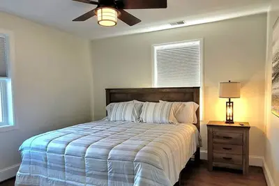 Image de The Traveler On Main - Suite #5- Across the Street from Back of the Dragon!