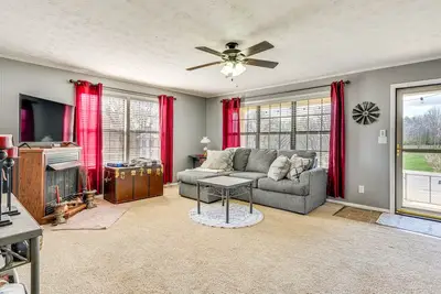 Image de Furnished Deck & Fire Pit: Greeneville Home!