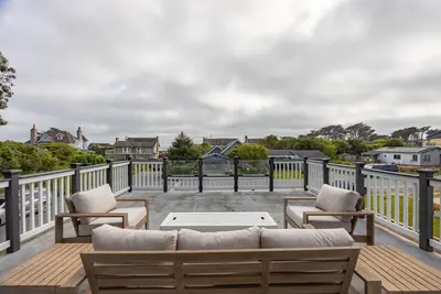 Image de Seaside Home: Modern Retreat with Breathtaking Views and Beachside Charm