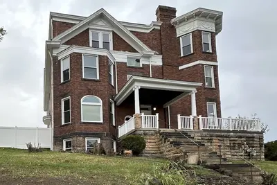 Image de The Ultimate Unforgettable Massive and Majestic Entire Victorian Mansion!