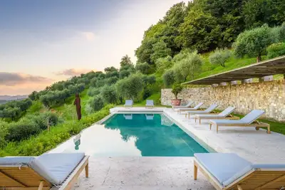 Villa Sunset, Luxury Farmhouse with Infinity Pool and Incredible Views in Lucca