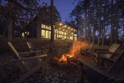 Image de Private Modern Lakefront Home on 10 Acres w Panoramic Views & Shore Access