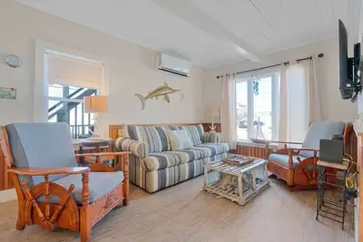 Image de Clean, renovated Camp Ellis classic