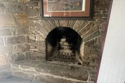 Image de Secluded rustic getaway with your own private waterfall in the front yard