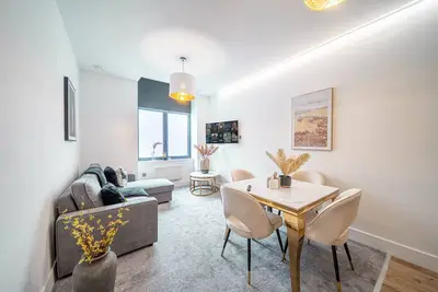 Image de Prestige-Appartement-Salle de bain et douche-Vue sur Rue-Private Gated Parking