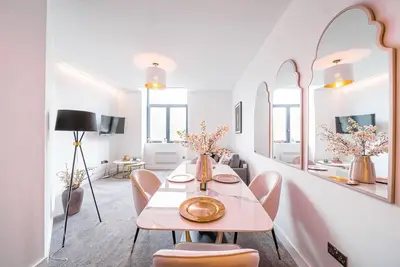 Image de Moderne-Appartement-Salle de bain-Vue sur Rue-Private Gated Parking