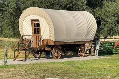 Image de Chisholm “Conestoga” Wagon at J&J Cabins