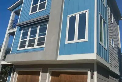 Image de 5 minutes to downtown, 10 min to airport. Perfect for couple's retreat