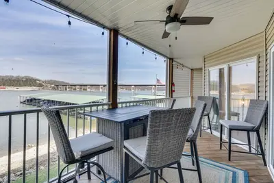 Image de Furnished Balcony + Lake View: Camdenton Condo