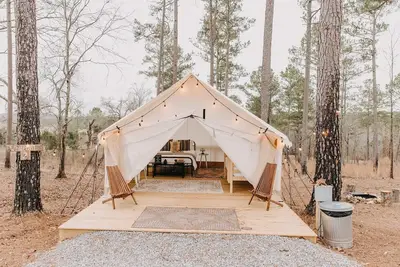 Image de A secluded haven on 5, 000 acres in Nw Georgia, just 45 minutes from Atlanta and Chattanooga, and a quick 10-minute drive to downtown Rome. Explore private trails along the Etowah river, bask in wildlife, and gaze at mesmerizing stars. Your perfect es
