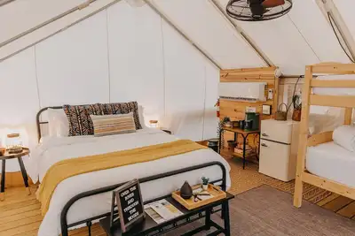 Image de A secluded haven on 5, 000 acres in Nw Georgia, just 45 minutes from Atlanta and Chattanooga, and a quick 10-minute drive to downtown Rome. Explore private trails along the Etowah river, bask in wildlife, and gaze at mesmerizing stars. Your perfect es