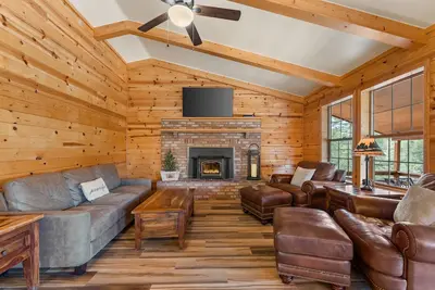 Image de Spacious dog-friendly home with deck, Ping-Pong, foosball, fireplace, grill, W\/D