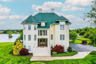 Image de Gorgeous Getaway-Luxury Living. Firepit, HotTub, Gameroom, Great Kitchen, Beachfront