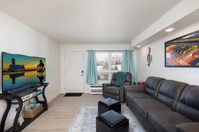 Image de 308 Cozy, clean, Landing and Convention Center