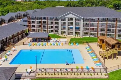 Image de 106-Walk to Downtown & Landing | Pools + No Stairs