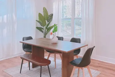 Image de Fully fenced yard single home 3 bds /2. 5 baths - close to Uptown and airport\n\n