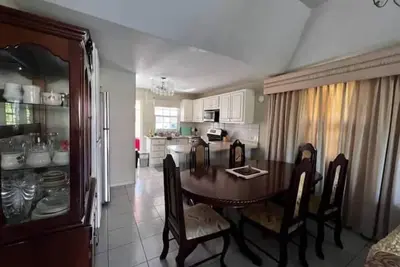 Image de Cozy, relaxing home with modern amenities, high speed Wi-Fi & free parking
