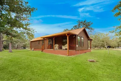 Image de Four charming cabins with kitchens, kitchenettes, patios, wood stove, W/D, WiFi