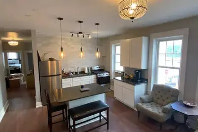 Image de Centrally Located 3 Br Suite with Stylish Upgrades