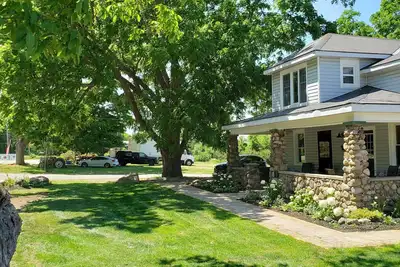 Image de Newly renovated, 3 bedroom  with ensuites, in vineyard farm house. Spacious.