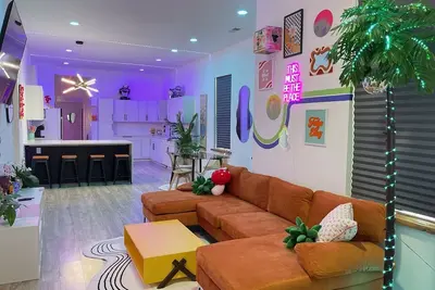 Image de The Neon Nest: Retro Chic 4br Home in Cooper Young