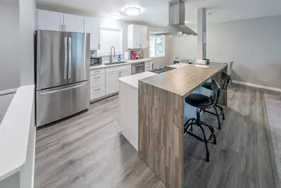 Image de Newly remodeled home in Anchorage U-Med District