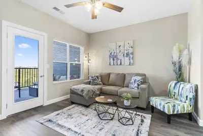 Image de Vineyards Escape 3 is located  3. 5 miles from Titanic and 4 miles from Sdc