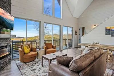 Image de New Lake Cabin Sleeps 14 Indoor Pool Hot Tub