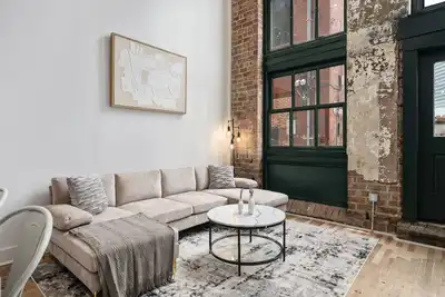 Image de Charming Dt Apartment Loft l Parking+Rooftop+Gym! Sleeps 4