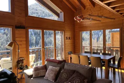 Image de Chalet très confortable sur 3 étages pour 7 à 10 personnes, salon avec cheminée, coin cuisine avec l