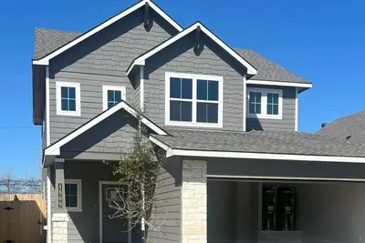 Image de New Home Near Baylor Campus, Athletic Complex, and Waco's Silos.